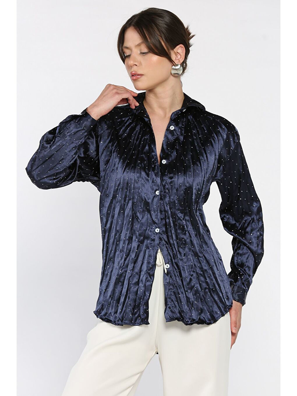 Lacivert Kadın Taş İşlemeli Kırışık Saten Gömlek