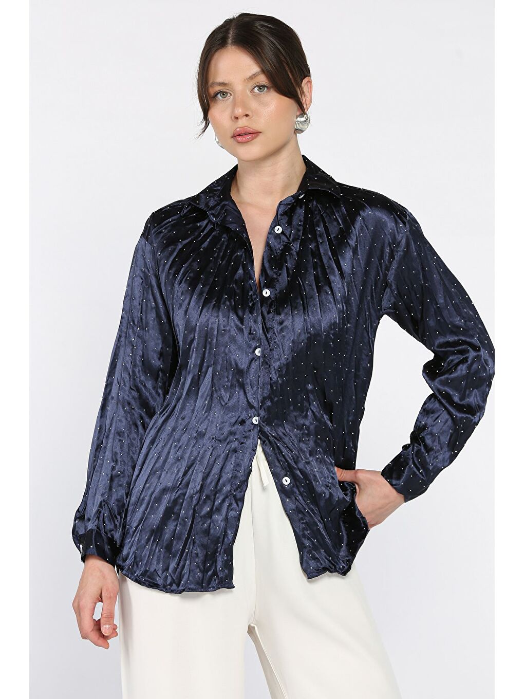 Lacivert Kadın Taş İşlemeli Kırışık Saten Gömlek-1