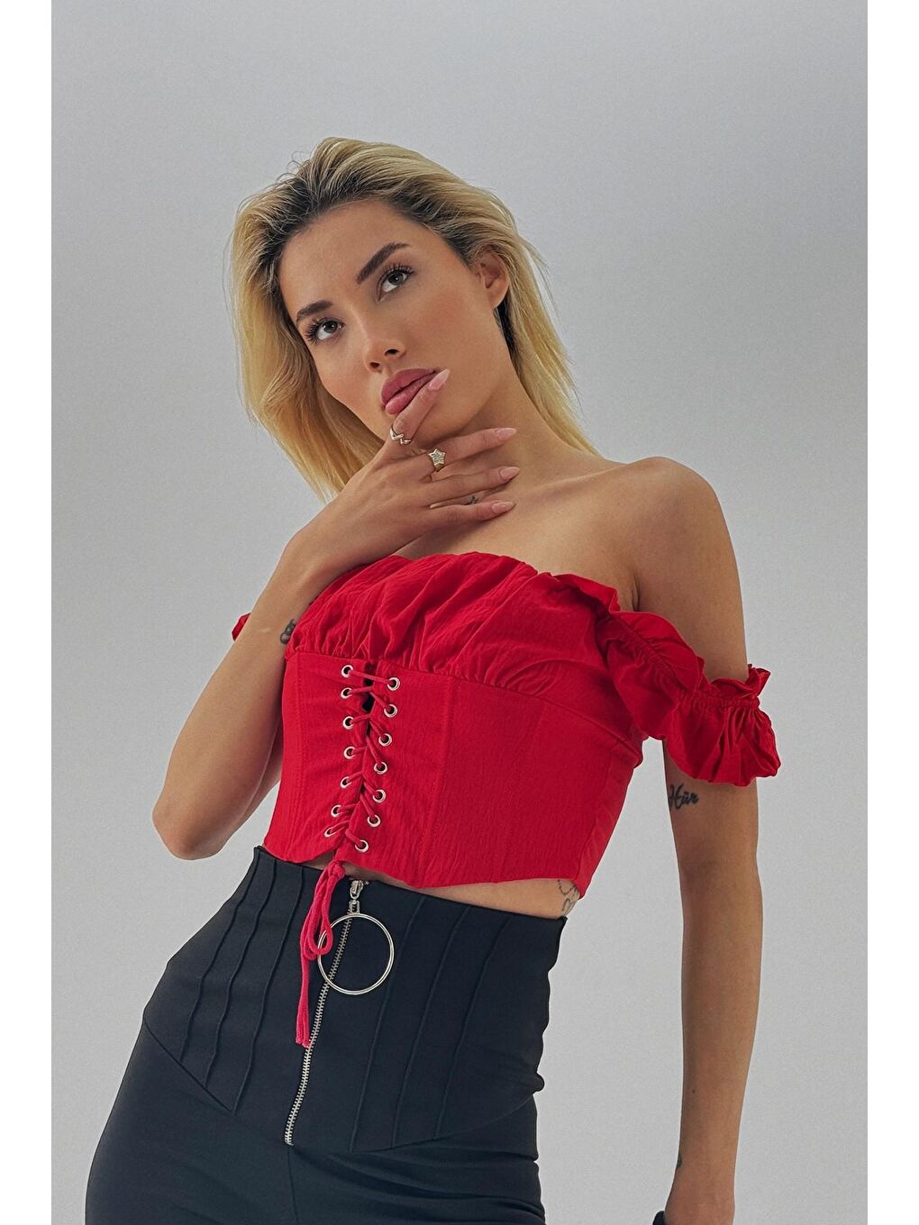 Kırmızı Önü Bağcıklı Büzgü Detaylı Crop Bluz