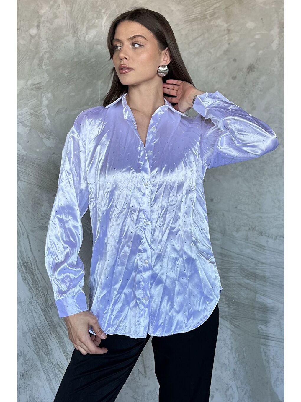 Beyaz Kadın Taş İşlemeli Kırışık Saten Gömlek