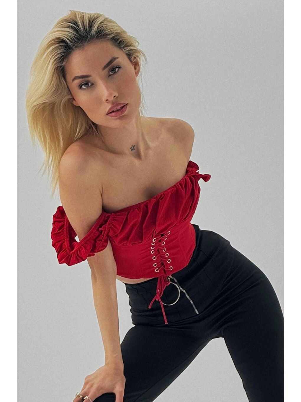 Kırmızı Önü Bağcıklı Büzgü Detaylı Crop Bluz-1