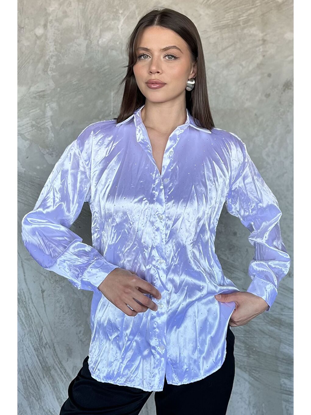 Beyaz Kadın Taş İşlemeli Kırışık Saten Gömlek-1