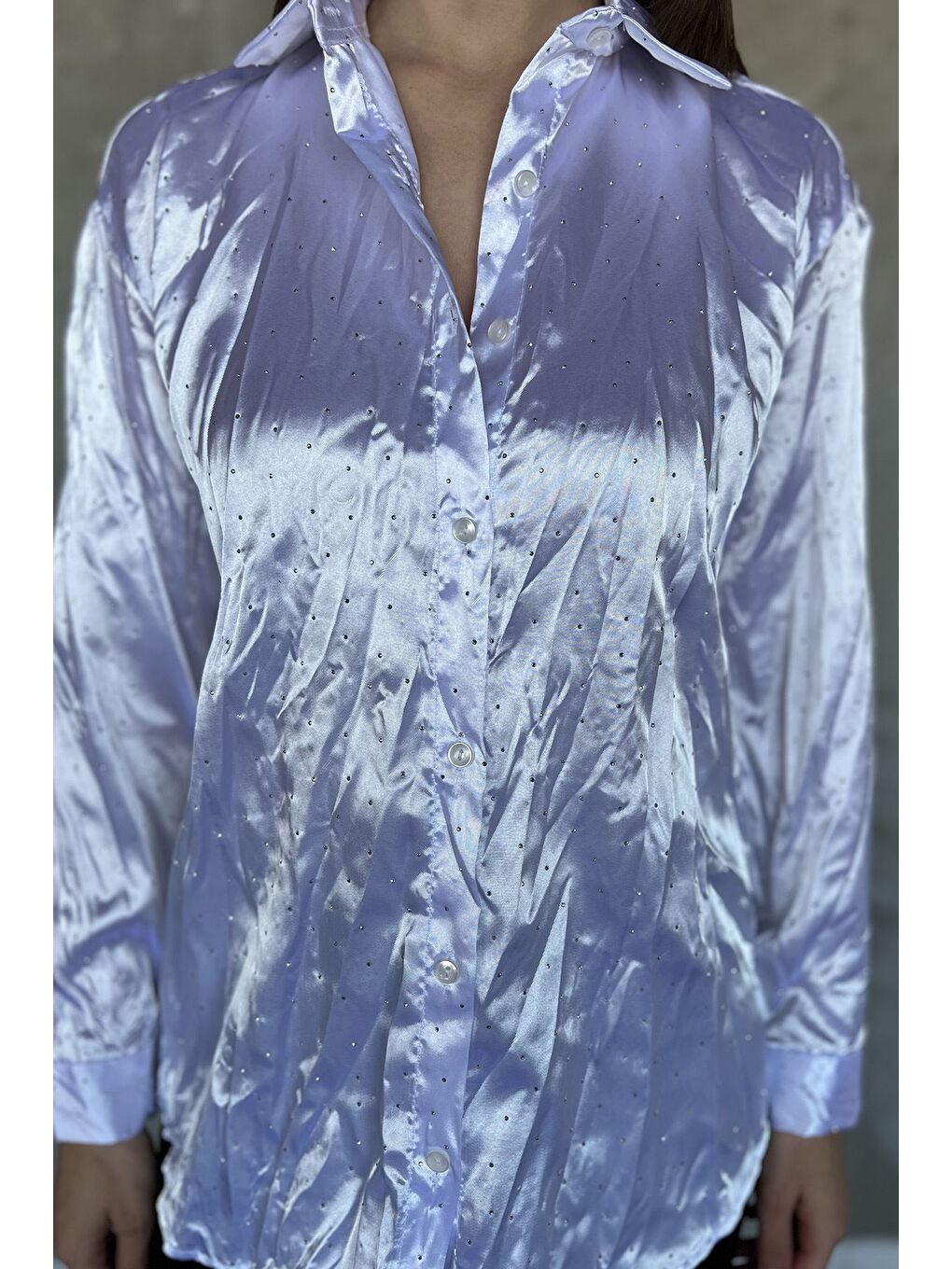 Beyaz Kadın Taş İşlemeli Kırışık Saten Gömlek-3