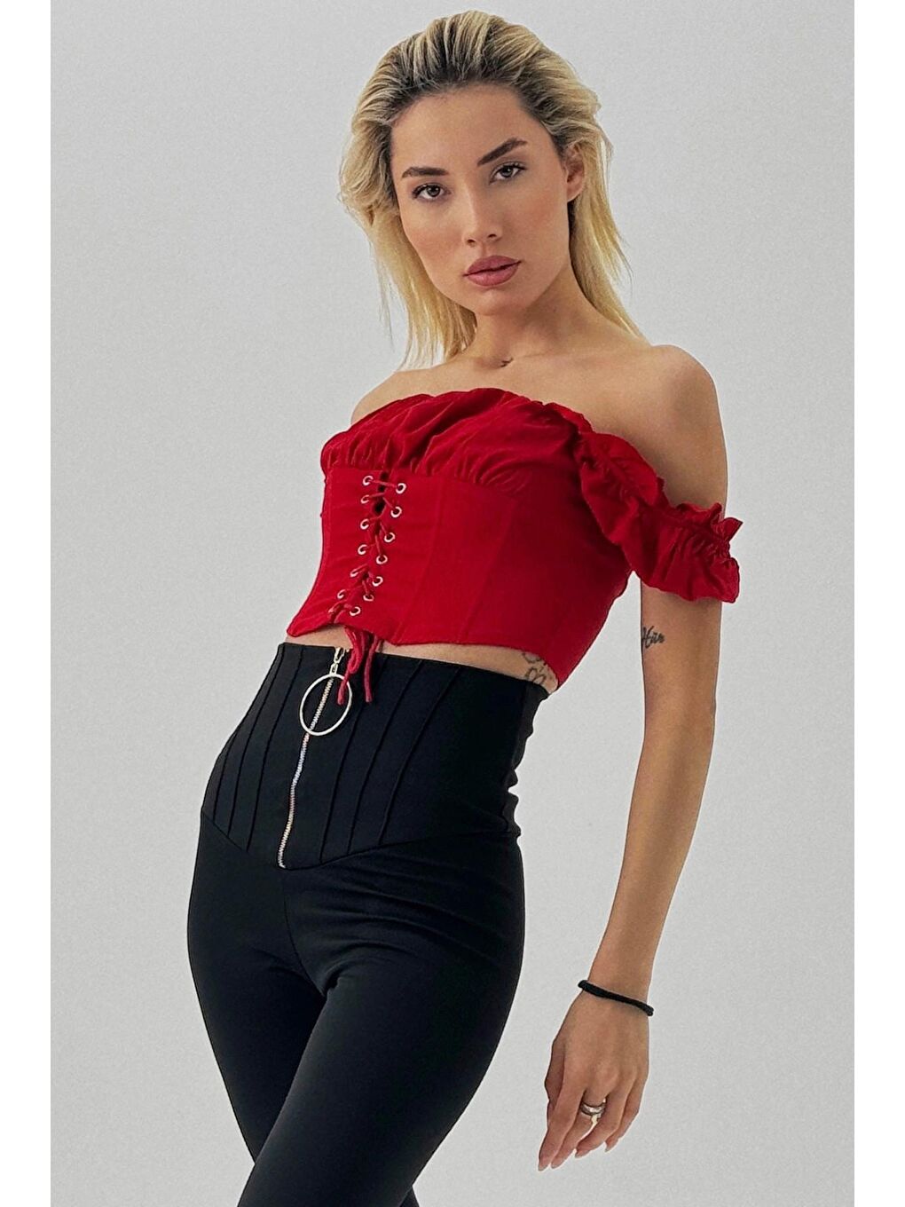 Kırmızı Önü Bağcıklı Büzgü Detaylı Crop Bluz-2