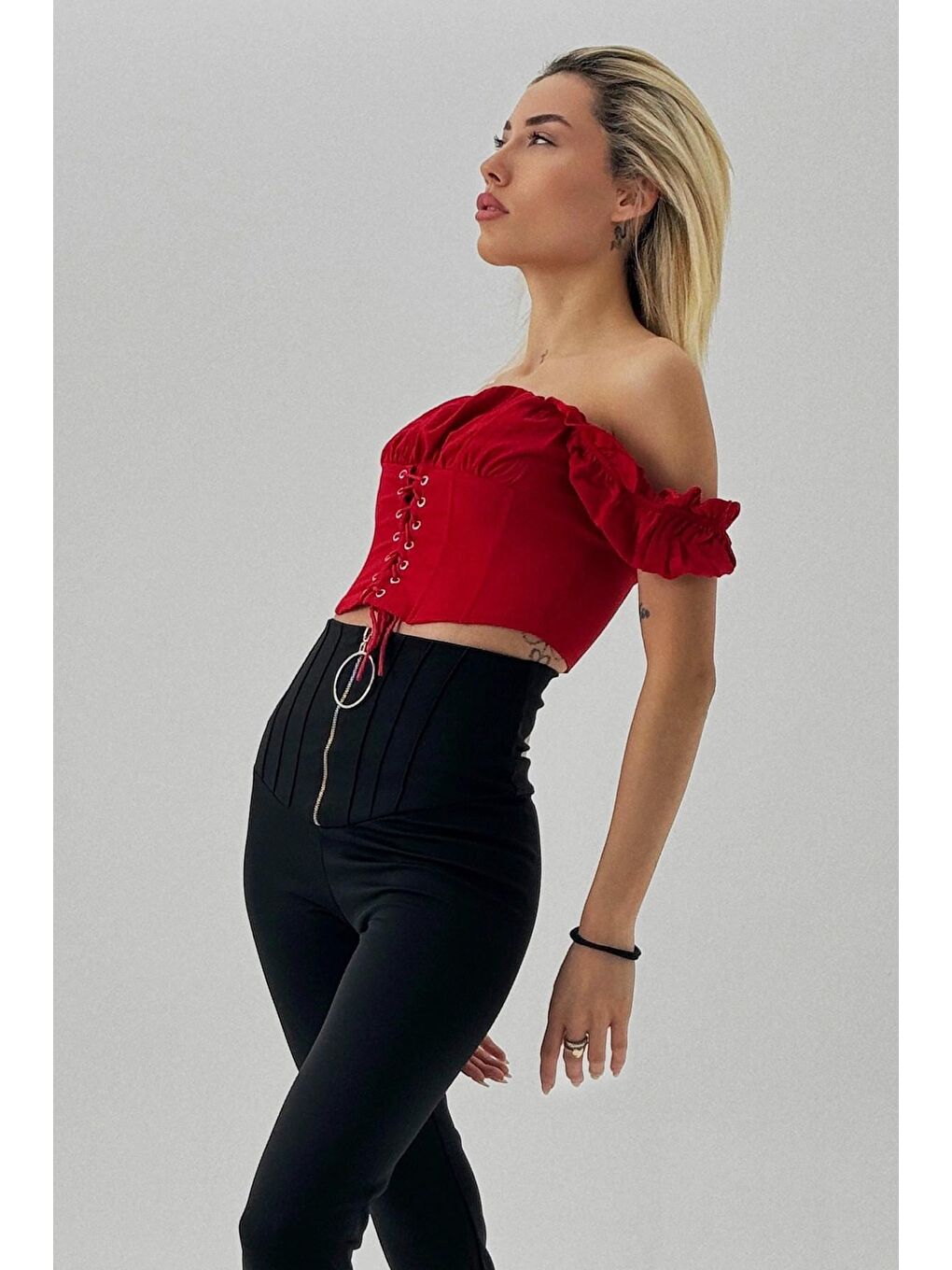Kırmızı Önü Bağcıklı Büzgü Detaylı Crop Bluz-3