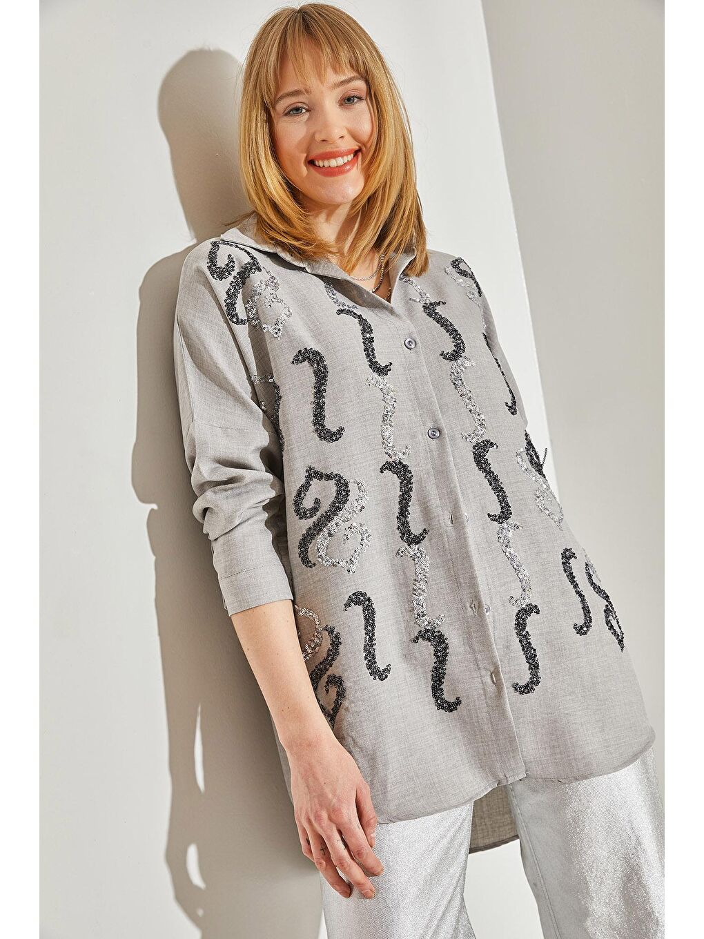 Gri Kadın İşlemeli Taşlı Oversize Gömlek