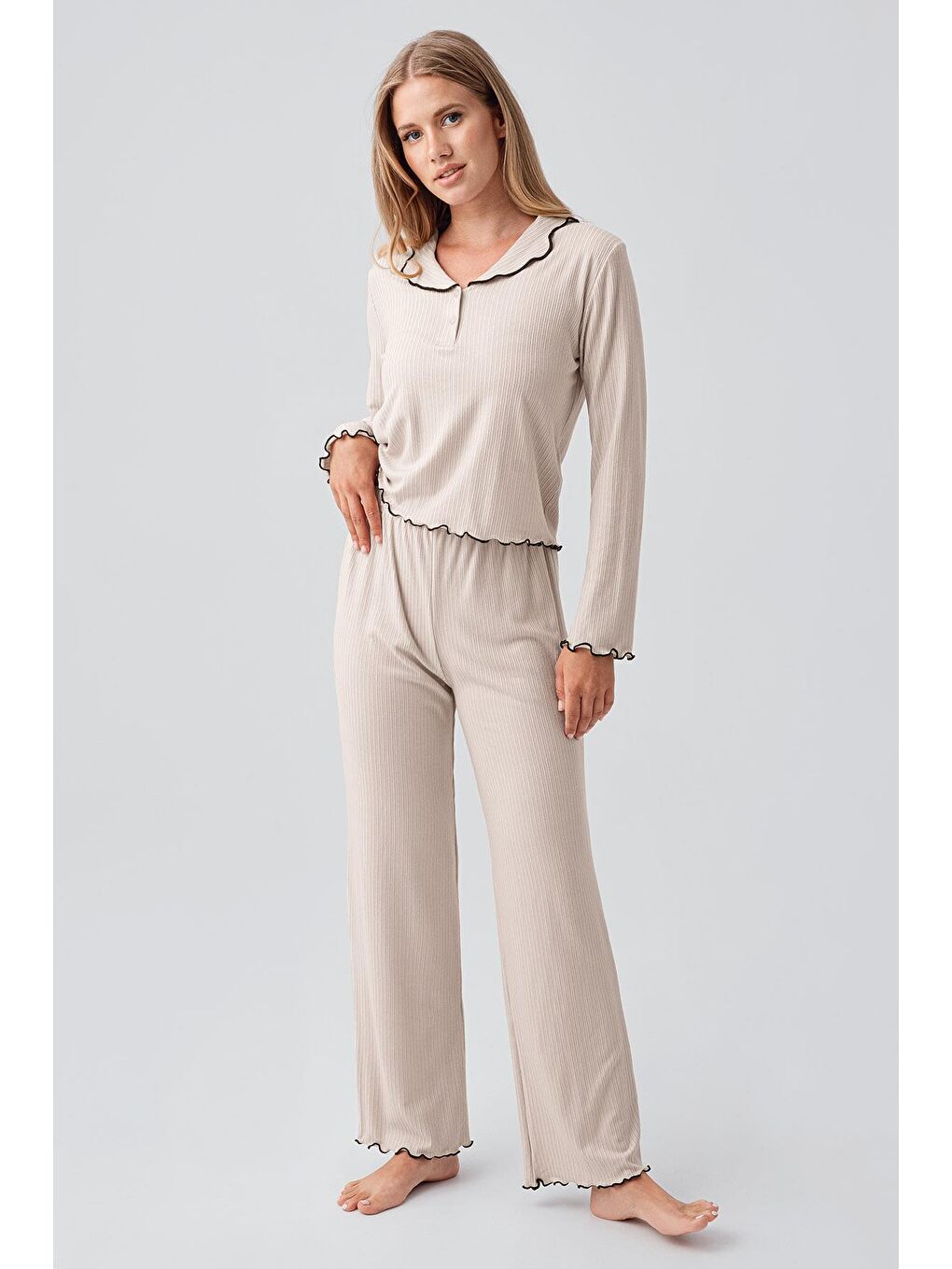 Bej Uzun Kollu Düğmeli Fırfır Dikişli Viskoz Pijama Takım 18212