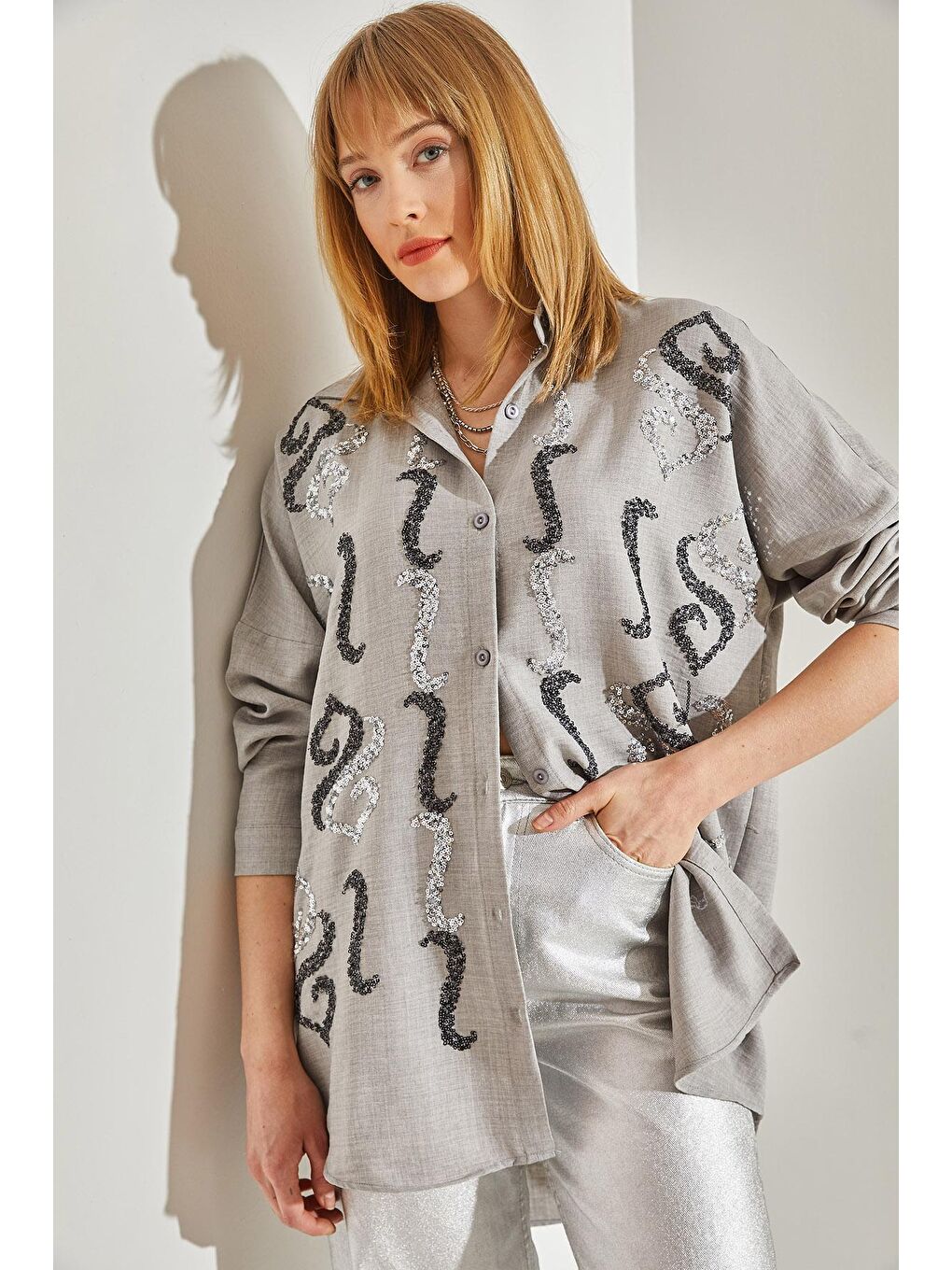 Gri Kadın İşlemeli Taşlı Oversize Gömlek-3