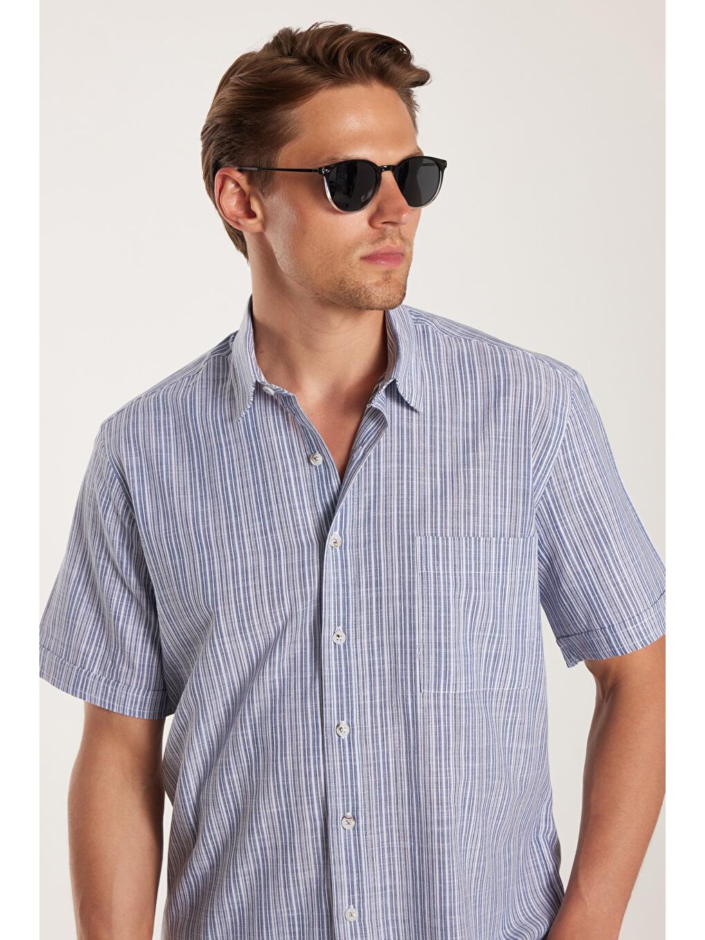 Erkek Regular Fit Klasik Kesim %100 Pamuk Kısa Kollu Keten Doku Tek Cepli Çizgili Lacivert Gömlek
