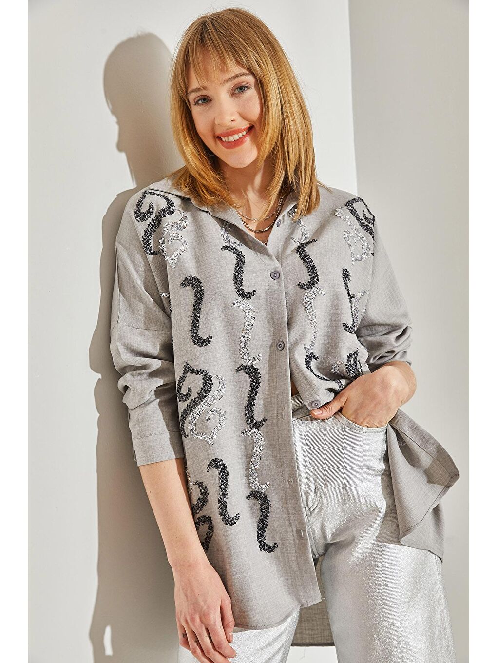Gri Kadın İşlemeli Taşlı Oversize Gömlek-4