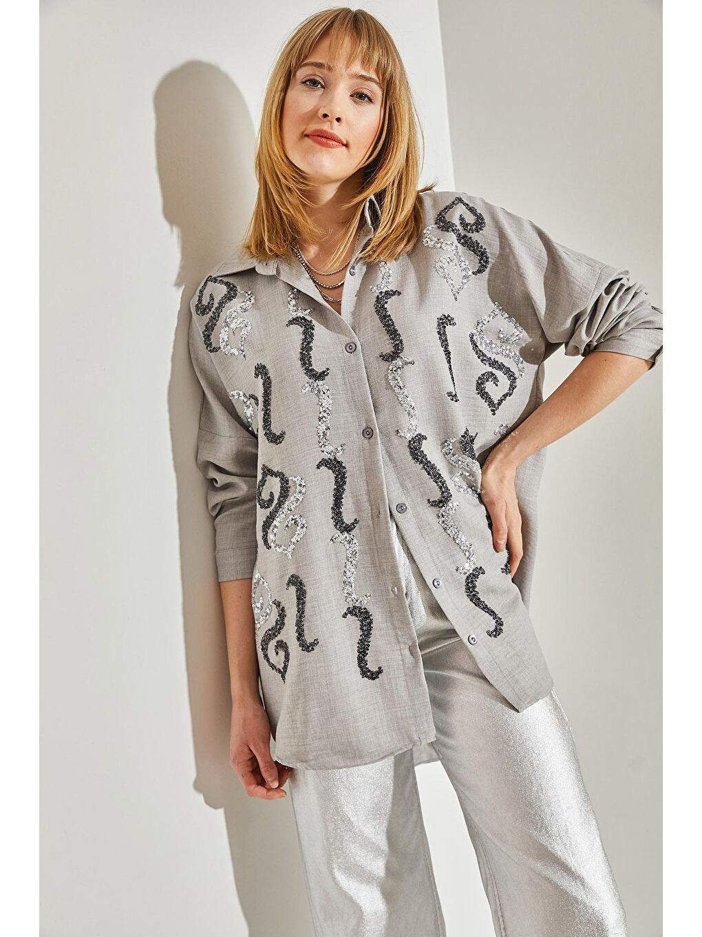 Gri Kadın İşlemeli Taşlı Oversize Gömlek-6