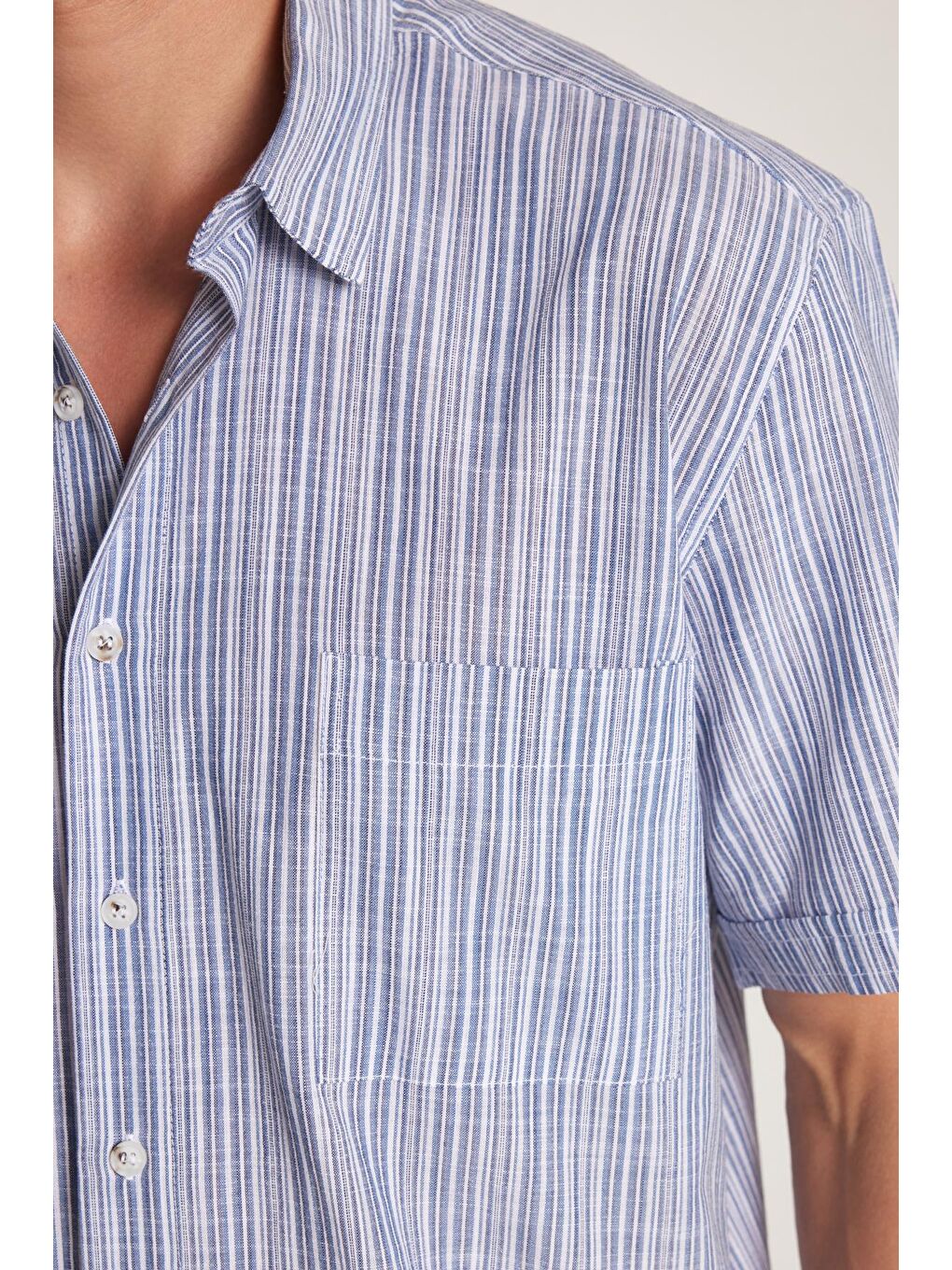 Erkek Regular Fit Klasik Kesim %100 Pamuk Kısa Kollu Keten Doku Tek Cepli Çizgili Lacivert Gömlek-2