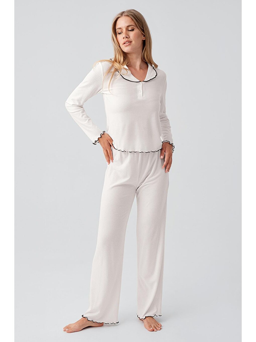 Ekru Uzun Kollu Düğmeli Fırfır Dikişli Viskoz Pijama Takım 18212