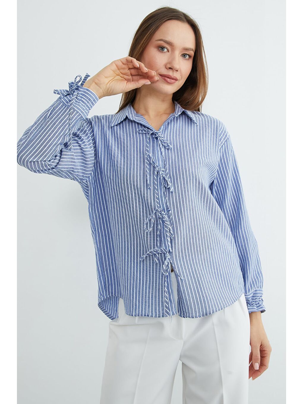 Lacivert Çizgili Önü Ve Kolları Bağlama Detaylı Gömlek-1