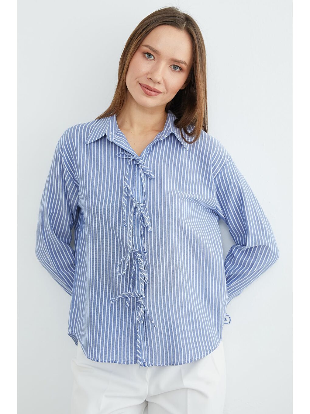 Lacivert Çizgili Önü Ve Kolları Bağlama Detaylı Gömlek-2