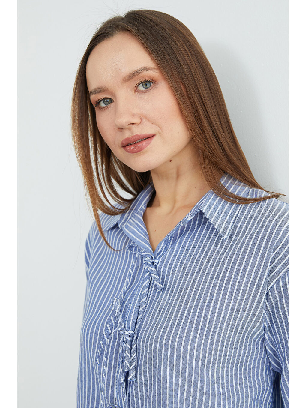 Lacivert Çizgili Önü Ve Kolları Bağlama Detaylı Gömlek-4