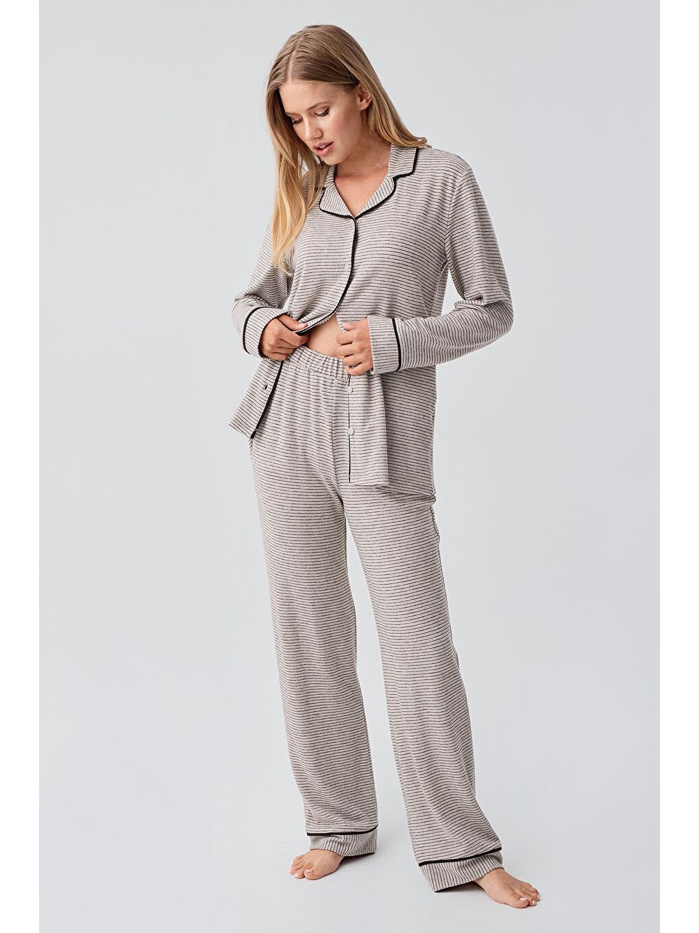 Bej Uzun Kollu Düğmeli Esnek Yumuşak Dokulu Viskoz Pijama Takım 18217-1