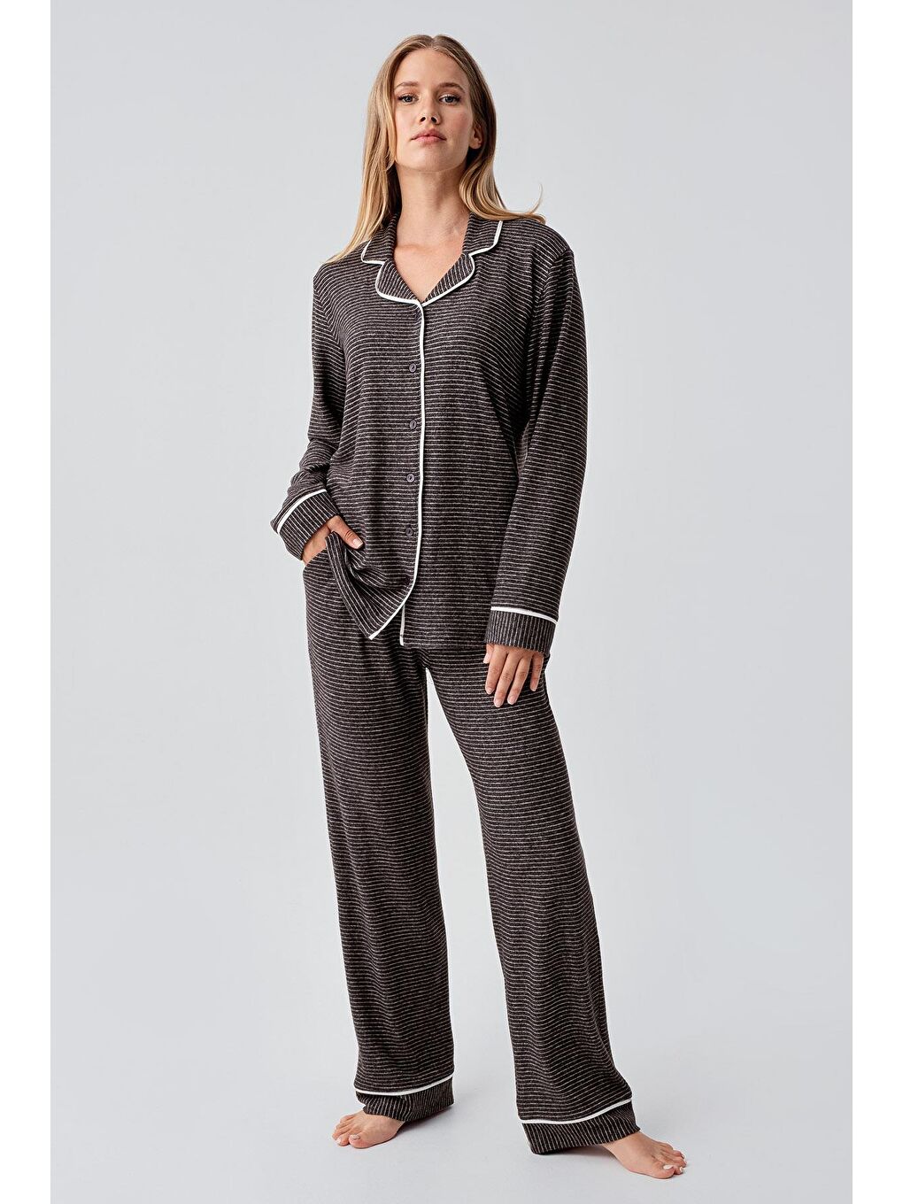 Kahverengi Uzun Kollu Düğmeli Esnek Yumuşak Dokulu Viskoz Pijama Takım 18217