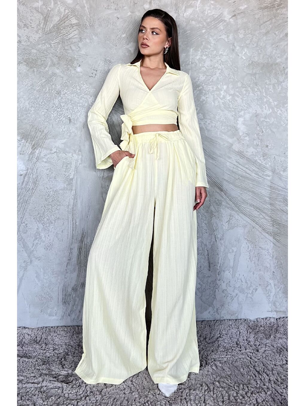 Sarı Kruvaze Yaka Bel Bağcıklı Bluz Pantolon İkili Takım-1