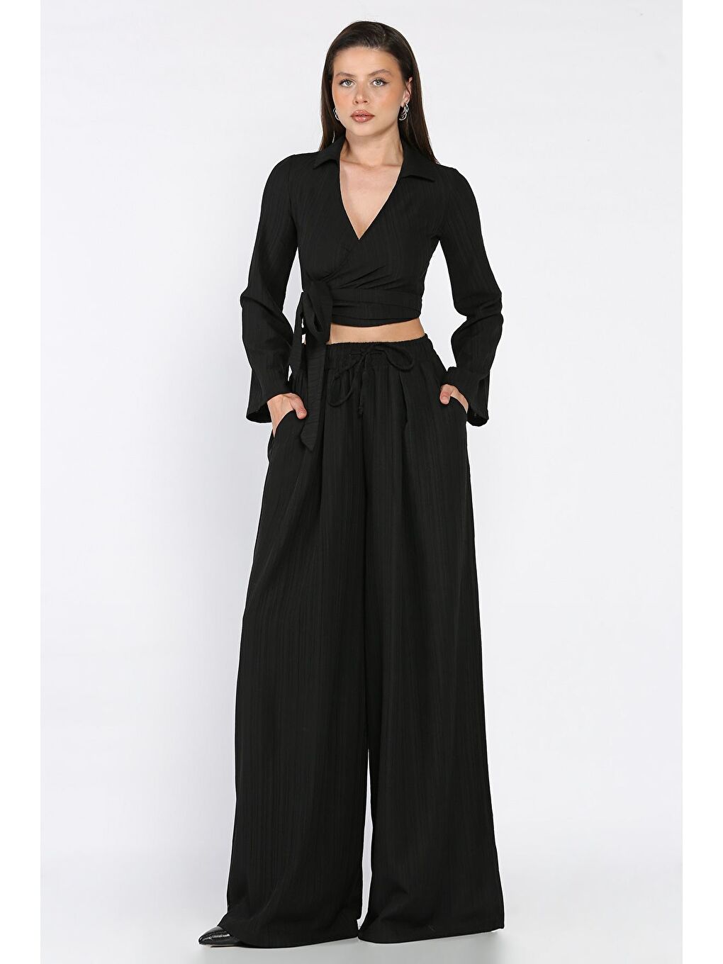 Siyah Kruvaze Yaka Bel Bağcıklı Bluz Pantolon İkili Takım