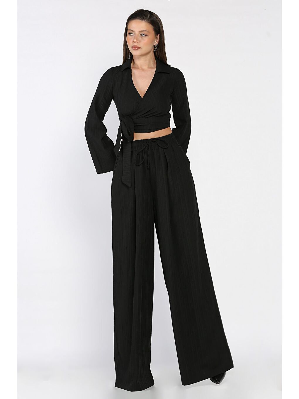 Siyah Kruvaze Yaka Bel Bağcıklı Bluz Pantolon İkili Takım-1