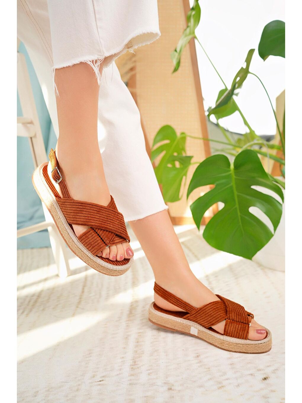 Kahverengi Önü Açık Kadife Sandalet-2