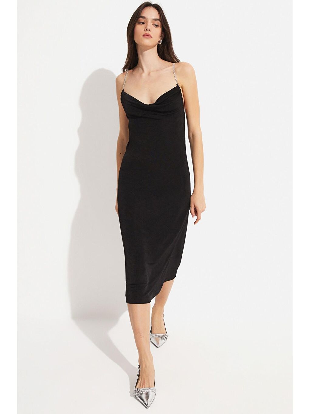 Siyah Kadın Vücuda Oturan Degaje Yaka Zincir Askılı Midi Dokuma Elbise-2