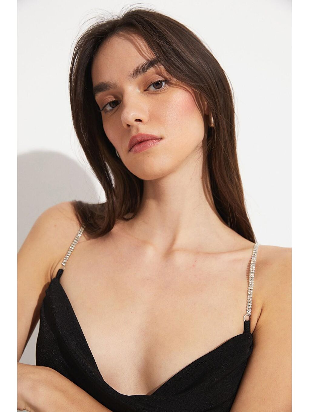 Siyah Kadın Vücuda Oturan Degaje Yaka Zincir Askılı Midi Dokuma Elbise-3