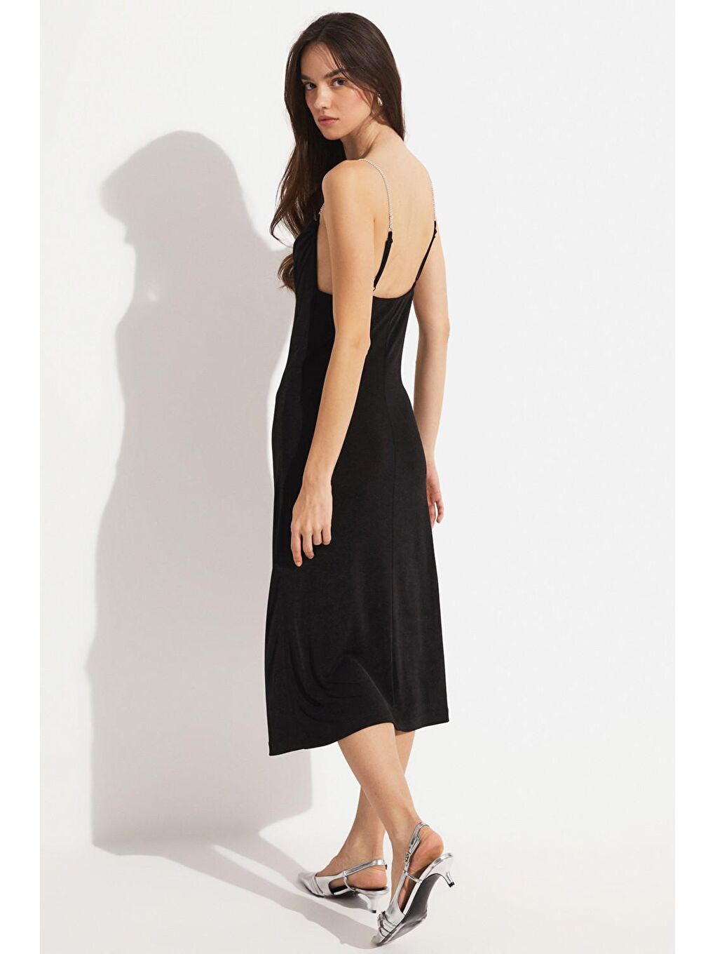 Siyah Kadın Vücuda Oturan Degaje Yaka Zincir Askılı Midi Dokuma Elbise-4