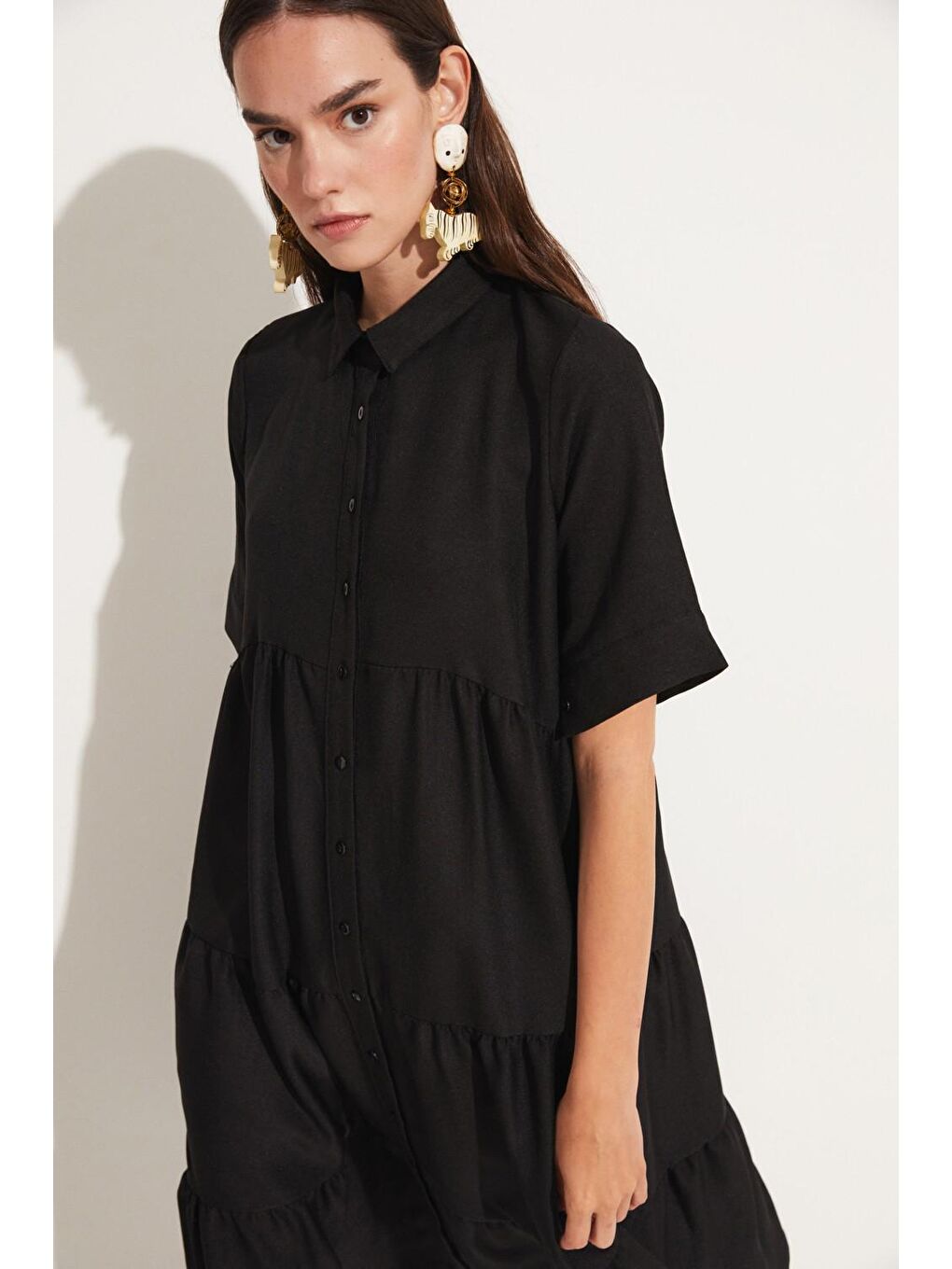Siyah Kadın Rahat Kesim Gömlek Yaka Kısa Kol Volan Detaylı Midi Gömlek Elbise