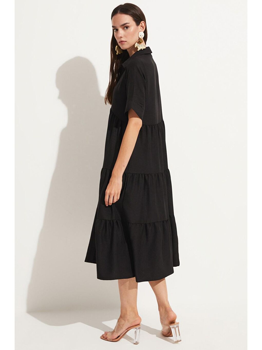 Siyah Kadın Rahat Kesim Gömlek Yaka Kısa Kol Volan Detaylı Midi Gömlek Elbise-4