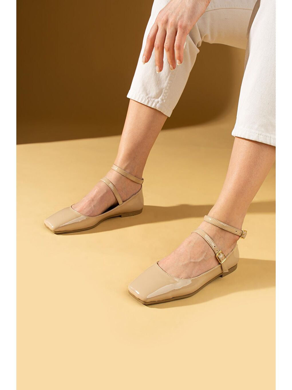 Bej Köşe Burun Çift Ayarlanabilir Tokalı Kadın Babet 001-3737-24Rugan