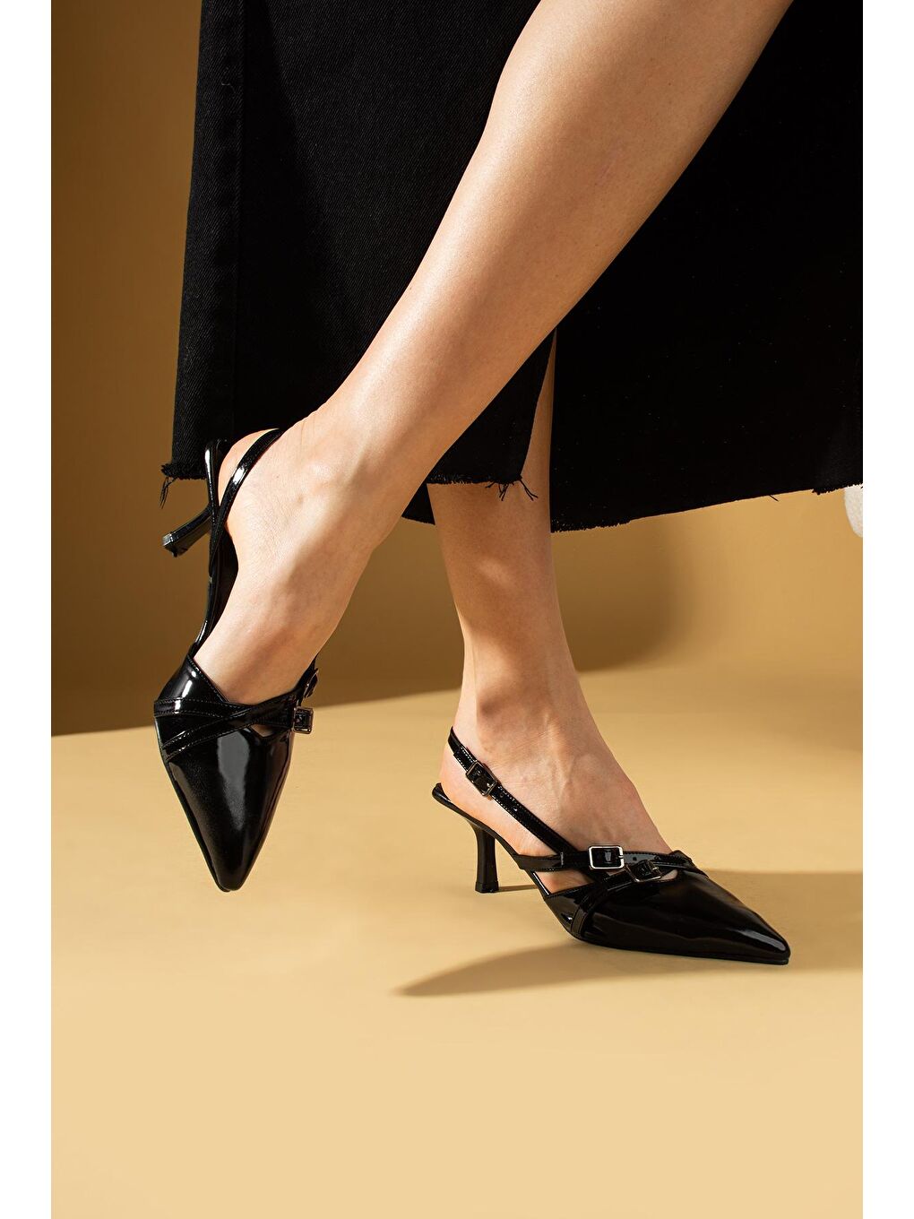 Siyah Çift Toka Detaylı Arkası Açık Sivri Burun İnce Topuklu Kadın Ayakkabı 53-64-34Rugan