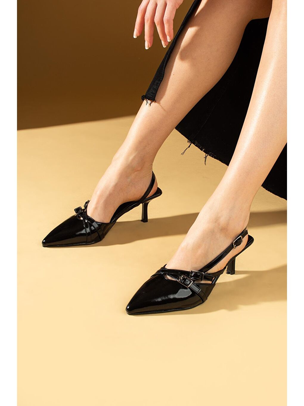 Siyah Çift Toka Detaylı Arkası Açık Sivri Burun İnce Topuklu Kadın Ayakkabı 53-64-34Rugan-2