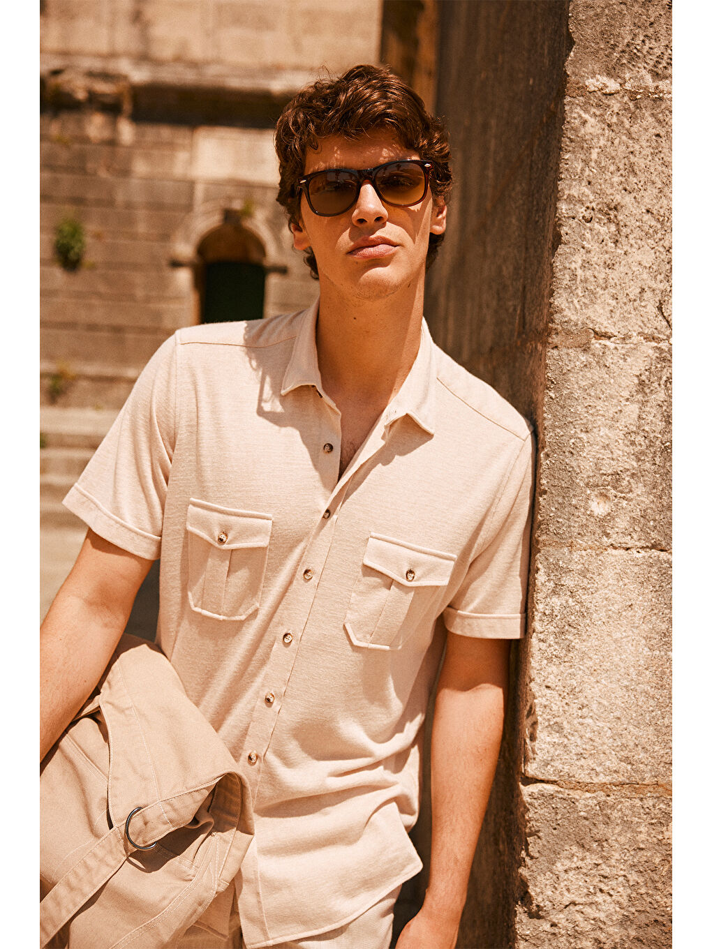 Erkek Bej Slim Fit Dar Kesim Gizli Düğme Yaka Pamuklu Kısa Kollu Gömlek-1