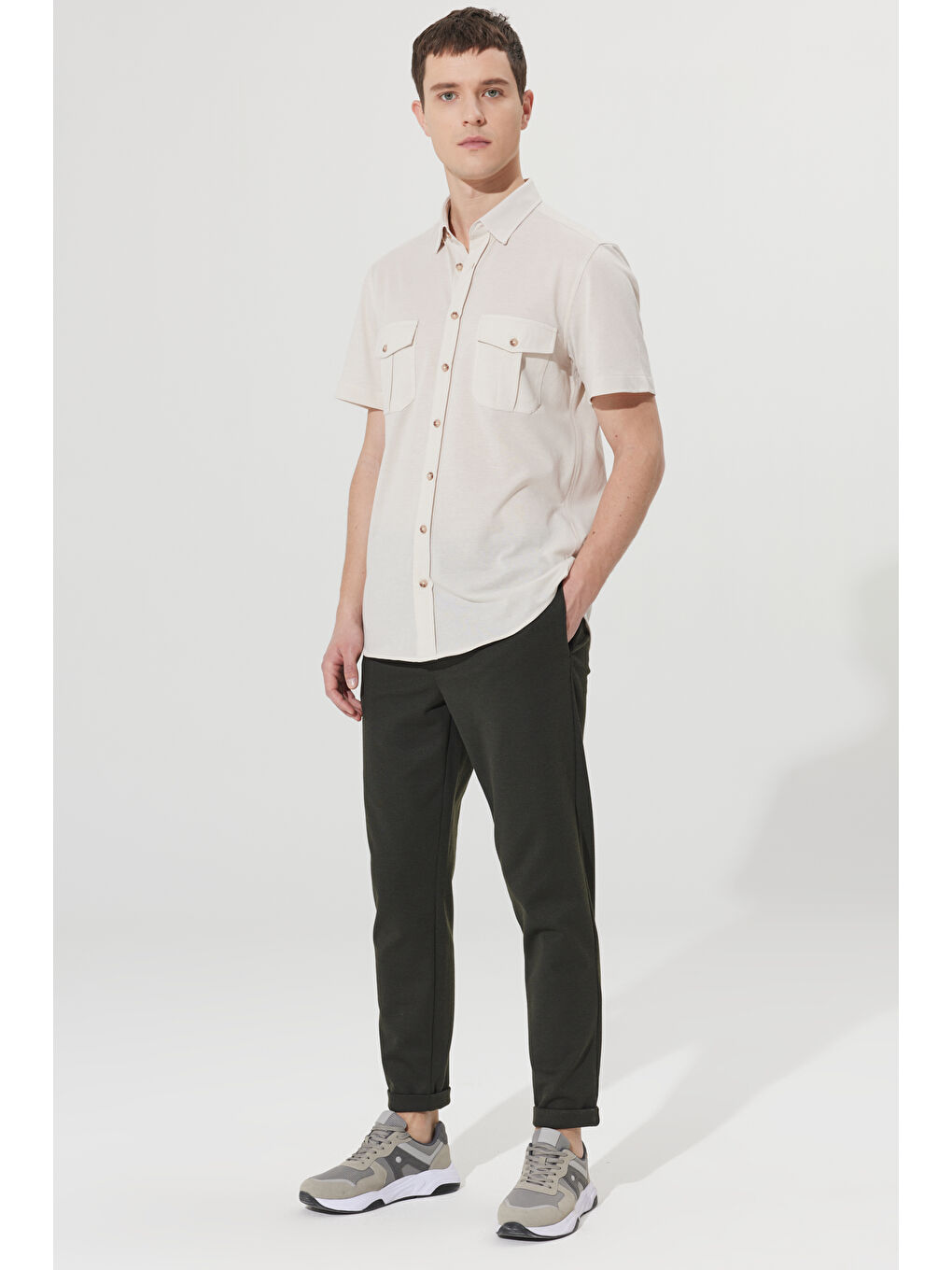 Erkek Bej Slim Fit Dar Kesim Gizli Düğme Yaka Pamuklu Kısa Kollu Gömlek-3