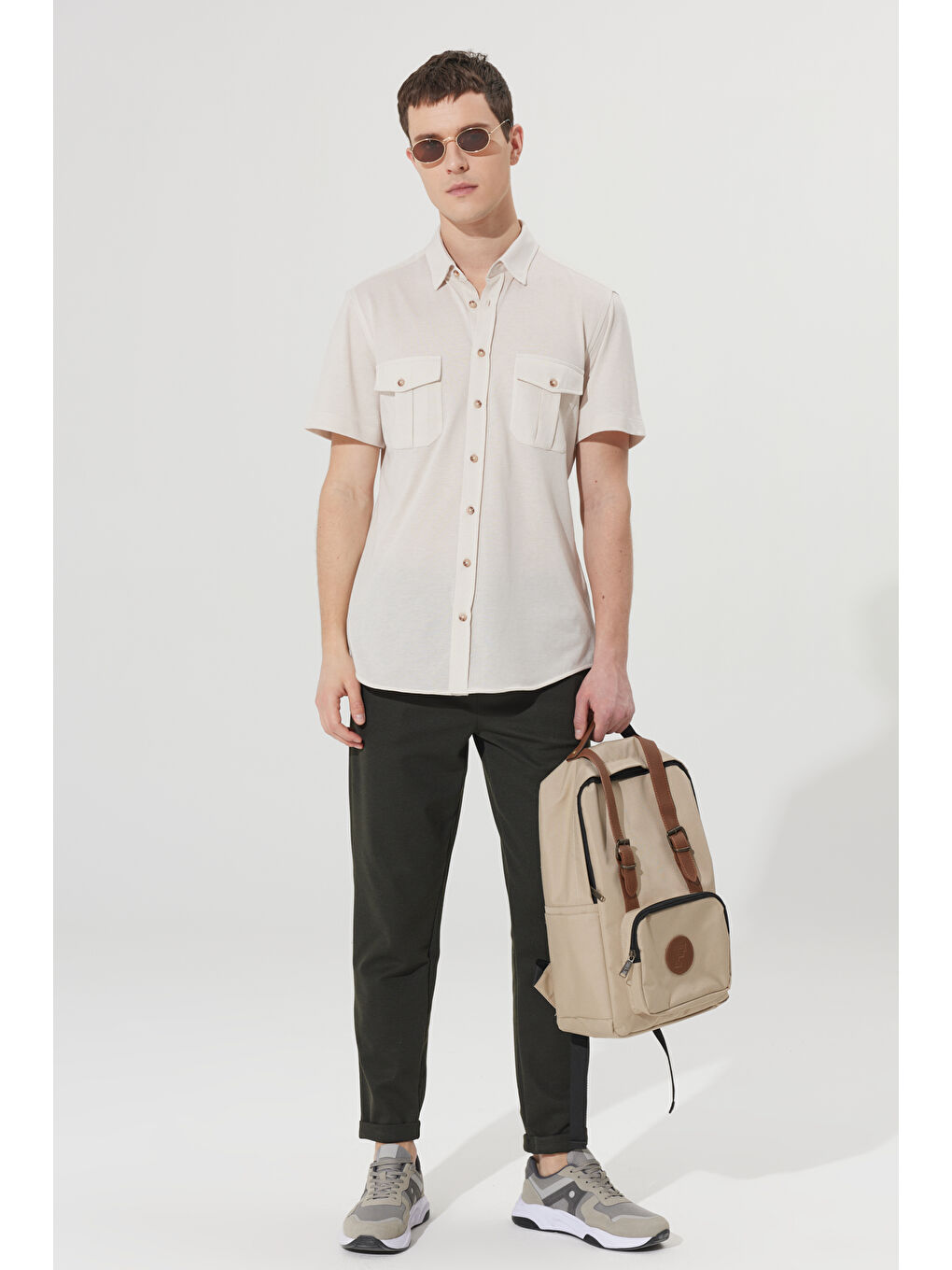 Erkek Bej Slim Fit Dar Kesim Gizli Düğme Yaka Pamuklu Kısa Kollu Gömlek-4