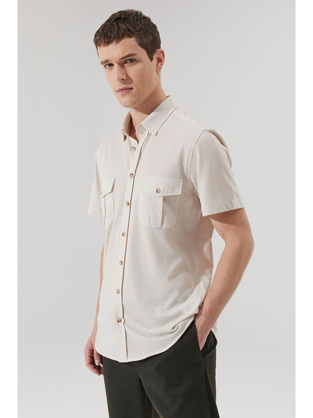 Erkek Bej Slim Fit Dar Kesim Gizli Düğme Yaka Pamuklu Kısa Kollu Gömlek-5