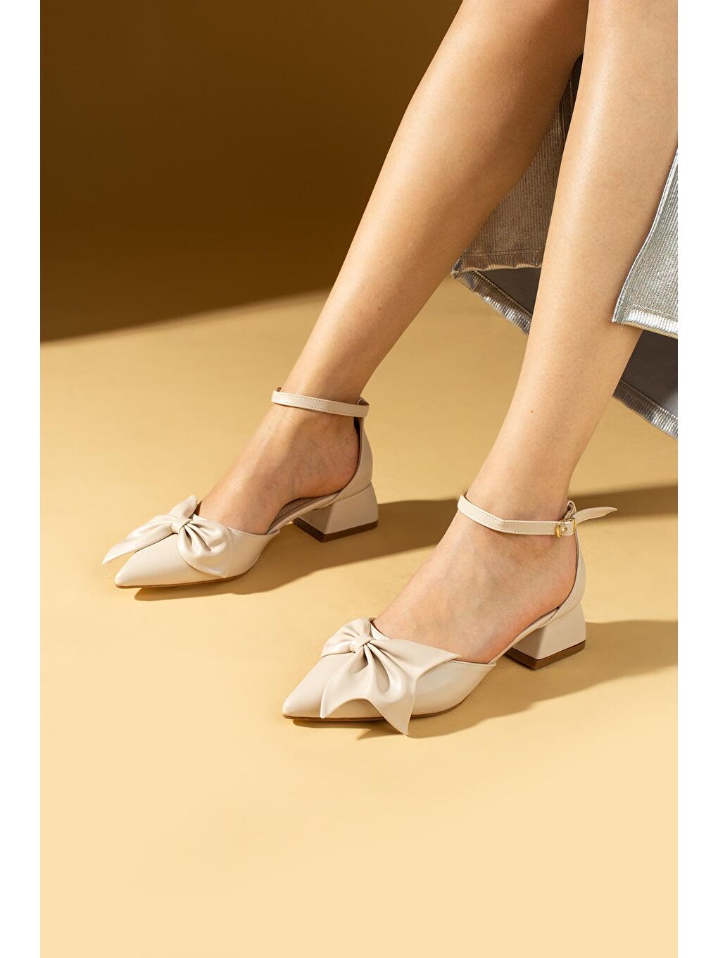 Ekru Fiyonk Detaylı Sivri Burun Kadın Babet 64-002-24