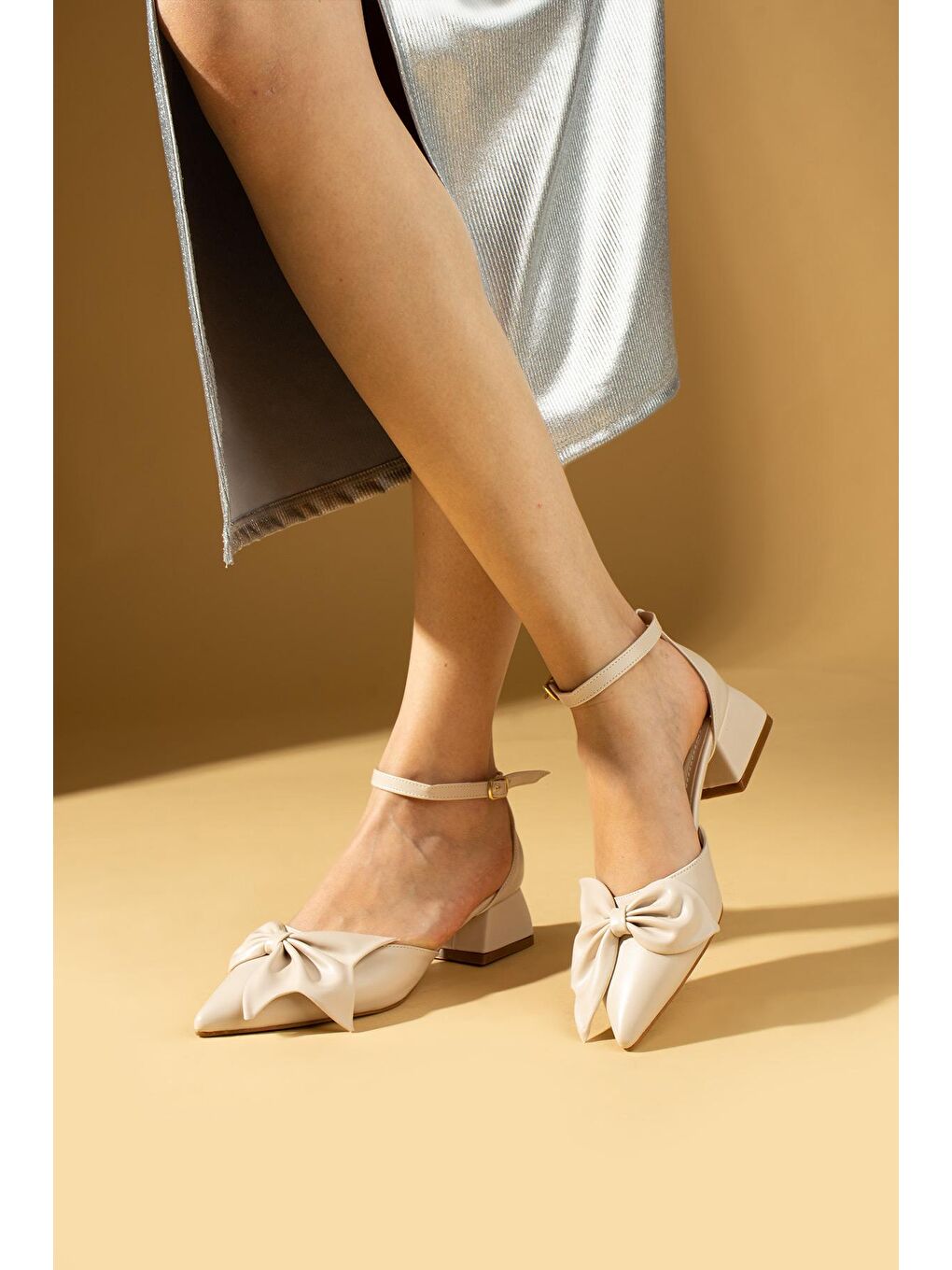 Ekru Fiyonk Detaylı Sivri Burun Kadın Babet 64-002-24-2