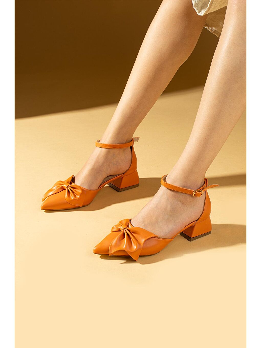 Turuncu Fiyonk Detaylı Sivri Burun Kadın Babet 64-002-24