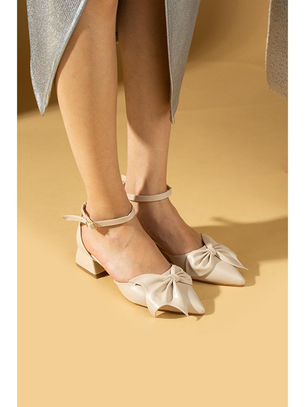 Ekru Fiyonk Detaylı Sivri Burun Kadın Babet 64-002-24-4