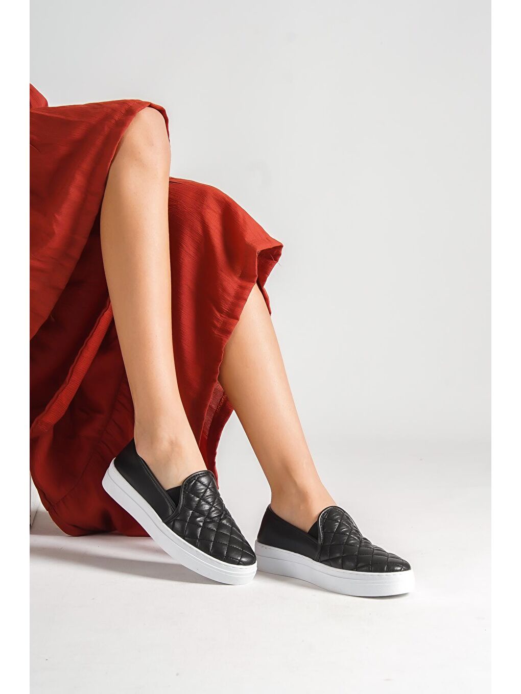 Siyah Kapitone Desenli 030 Kadın Spor Ayakkabı