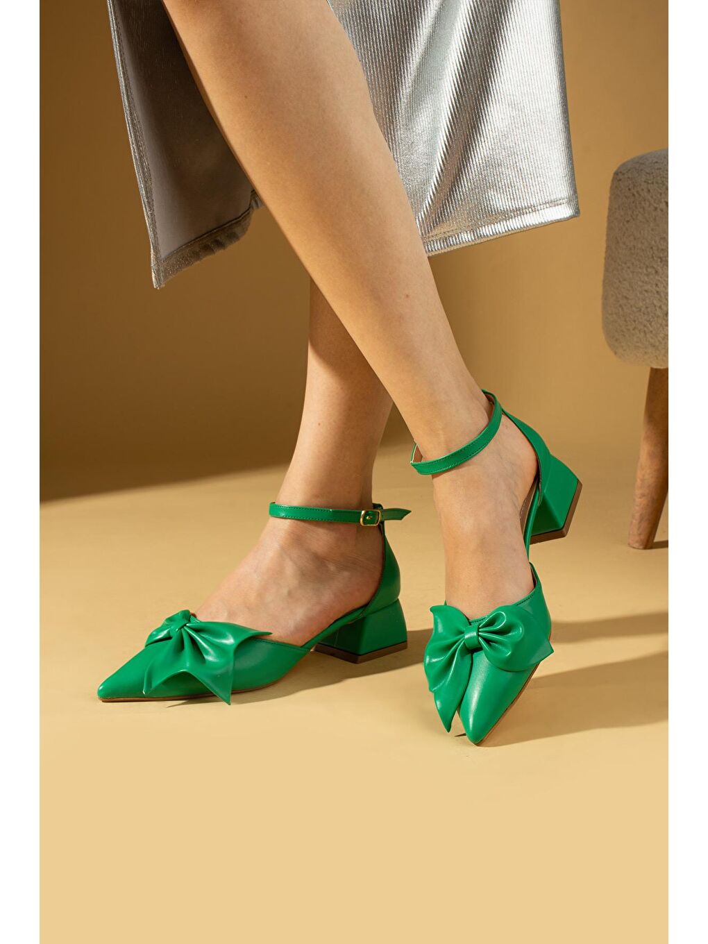 Yeşil Fiyonk Detaylı Sivri Burun Kadın Babet 64-002-24-4