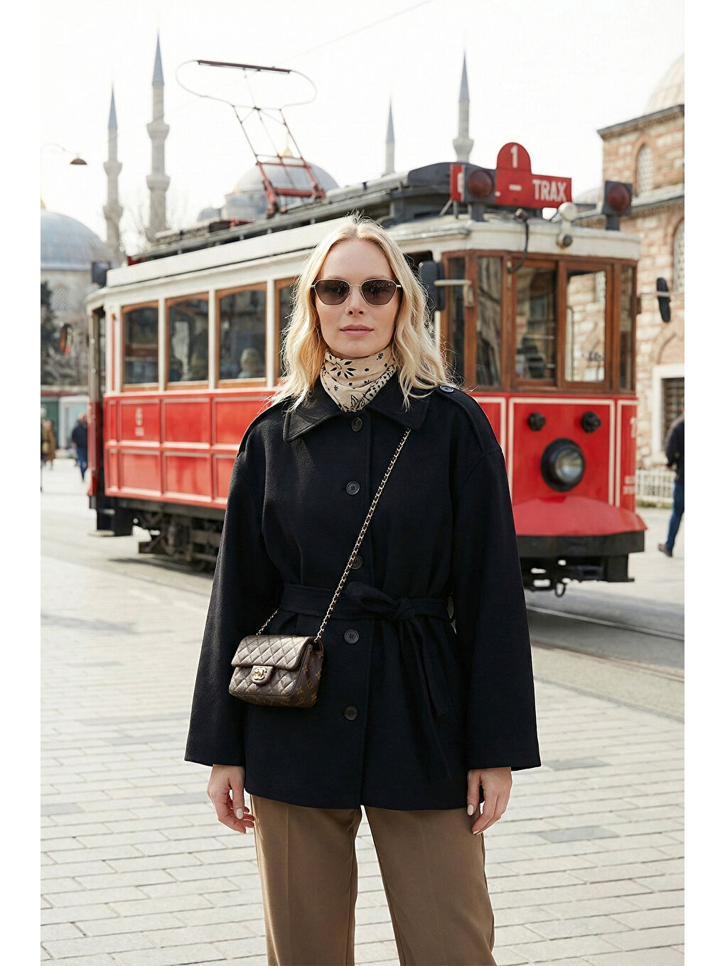 Siyah Relaxed Fit Kuşak Detaylı Klasik Yaka Kadın Trençkot 6927651-1