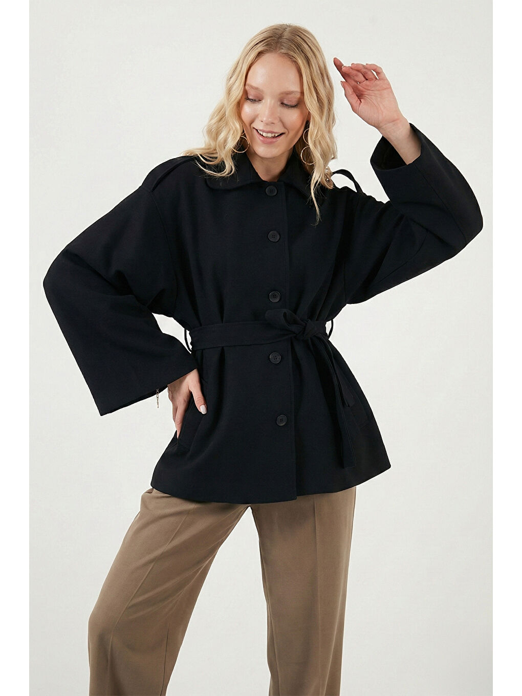 Siyah Relaxed Fit Kuşak Detaylı Klasik Yaka Kadın Trençkot 6927651-2
