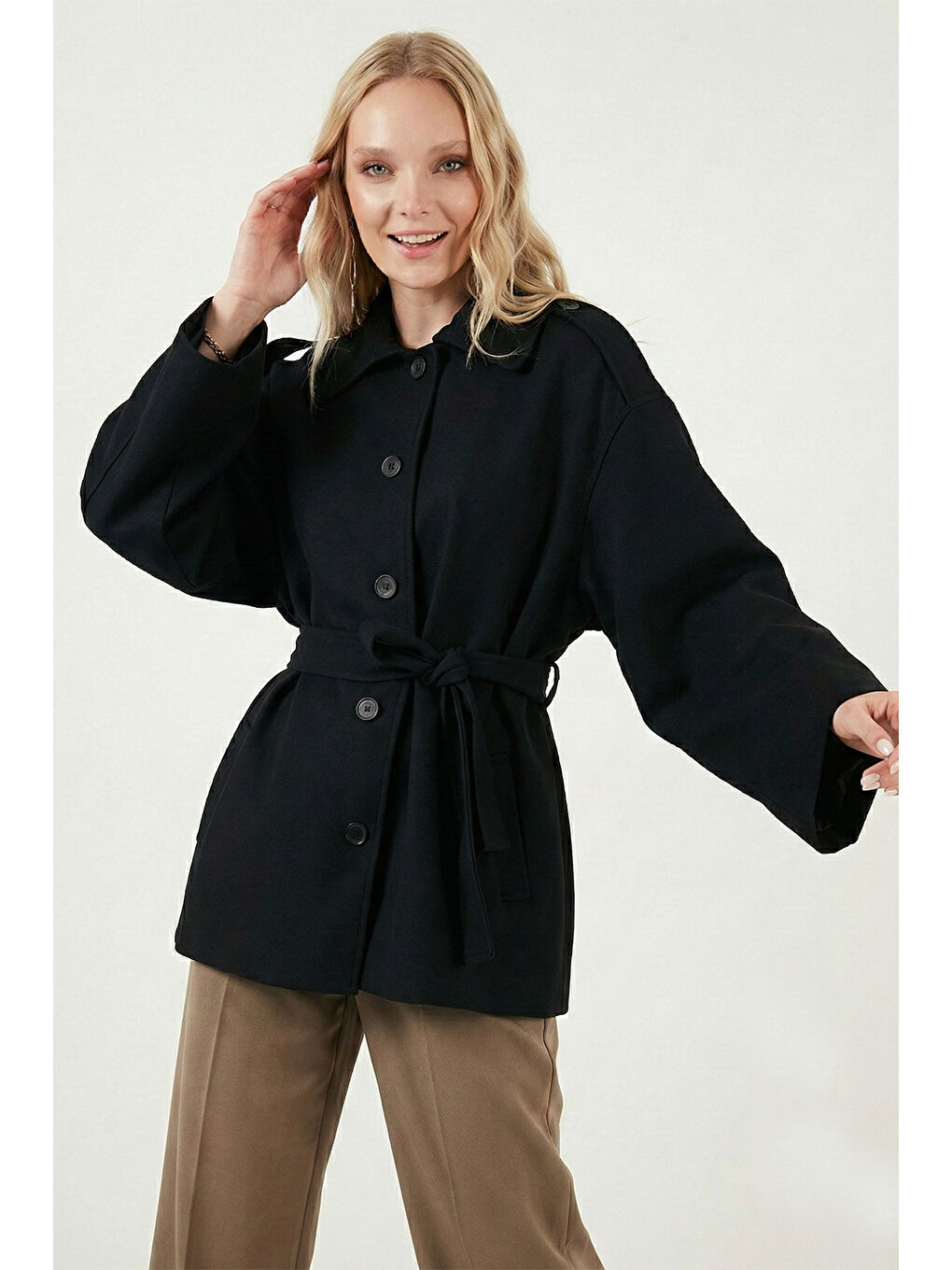 Siyah Relaxed Fit Kuşak Detaylı Klasik Yaka Kadın Trençkot 6927651-3