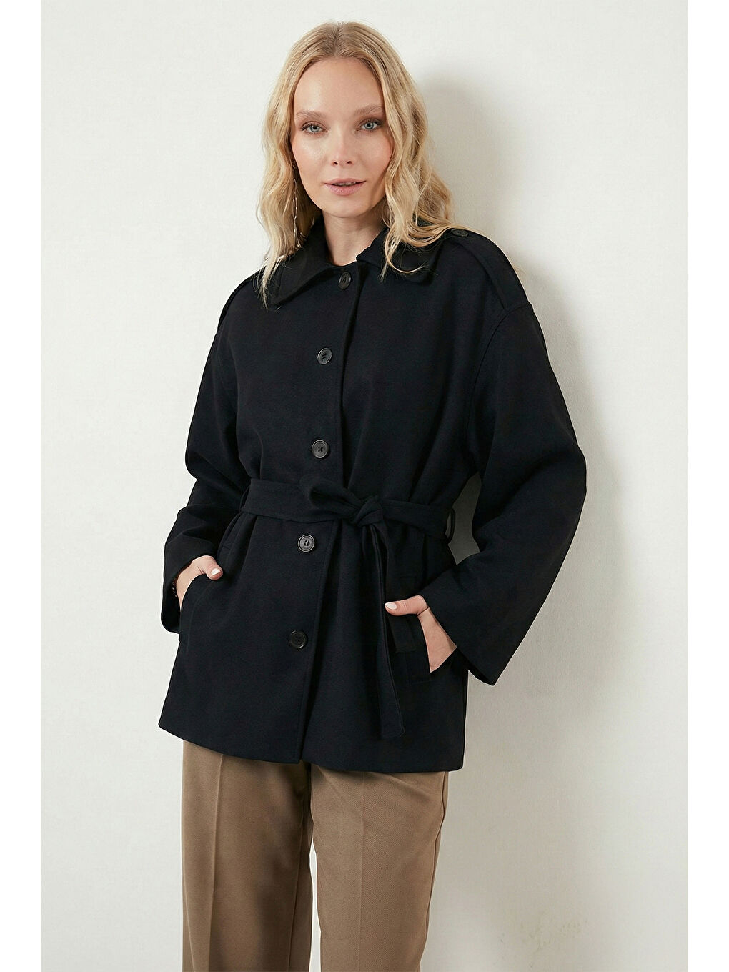 Siyah Relaxed Fit Kuşak Detaylı Klasik Yaka Kadın Trençkot 6927651-4