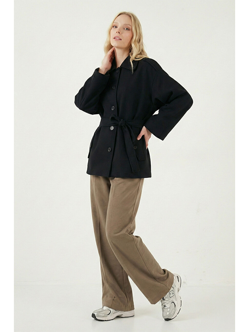 Siyah Relaxed Fit Kuşak Detaylı Klasik Yaka Kadın Trençkot 6927651-5