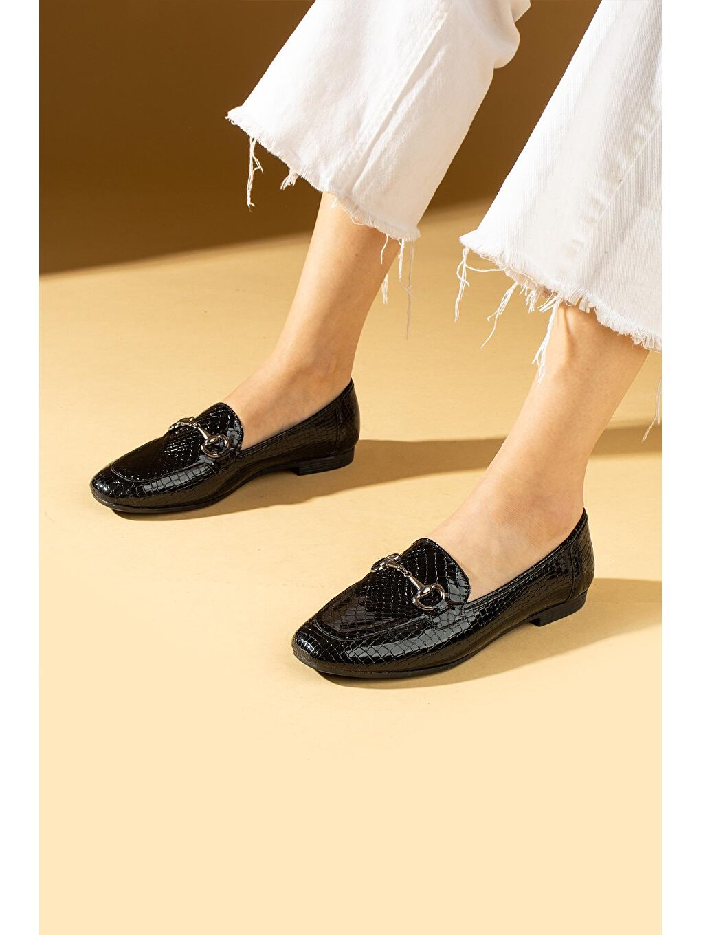 Siyah Gold Toka Detaylı Rahat Kalıp Kadın Babet 57-023-24Baskı